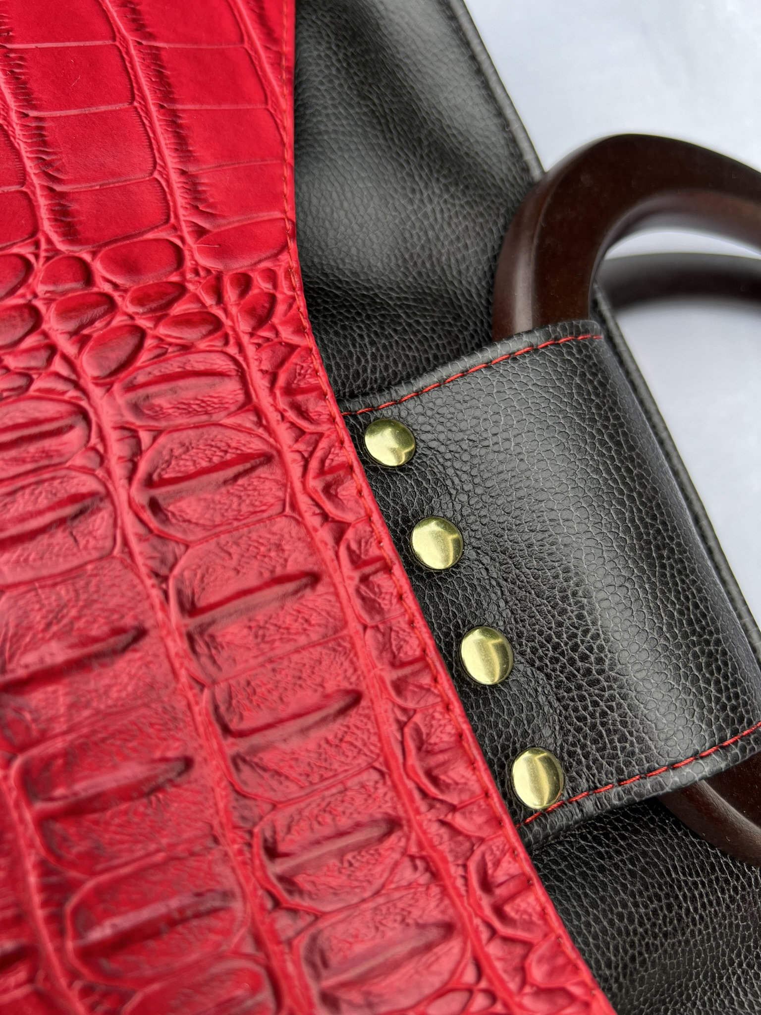 Custom Crocodile large handbag with matching sunglass case— Premium Faux Leather - wow!